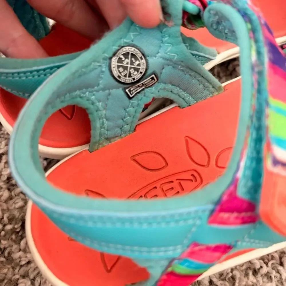Size 3 / Girls KEEN Sandals